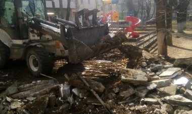 În sectorul Rîșcani au fost executate lucrări de demontare și evacuare a fundațiilor din beton din str. M. Costin, 10, s...