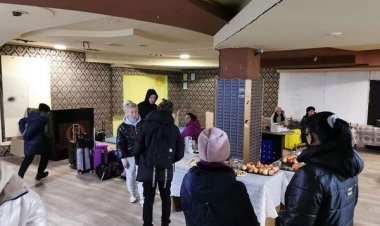 Mai multe persoane venite din Ucraina sunt cazate la fostul cinematograf Lukoil.      Are loc înregistrarea refugiaților...