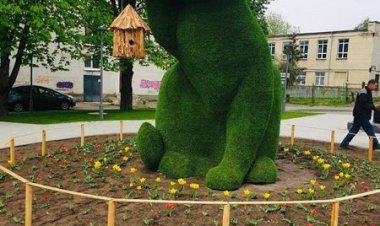 O pisică cu înălțimea de 4,5 metri, atracție pentru locutorii și oaspeții capitalei în scuarul str. Kiev din sectorul Rî...