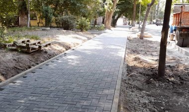 În sectorul Rîșcani continuă lucrările de reabilitare a trotuarelor din str. Miron Costin şi str. Academician Andrei Sah...
