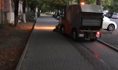 În sectorul Rîşcani toate serviciile municipale sunt în teren la înlăturarea consecințelor ploii torențiale de ieri-sear...