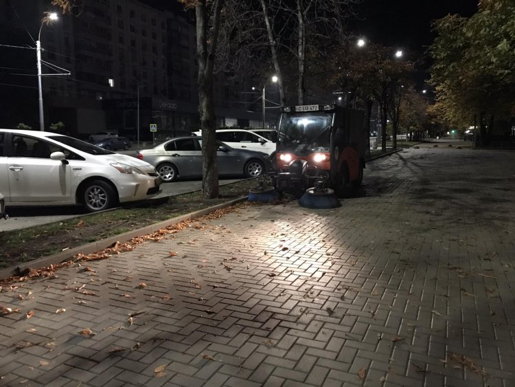 Lucrări de salubrizare mecanizată și manuală efectuate zilnic în sector