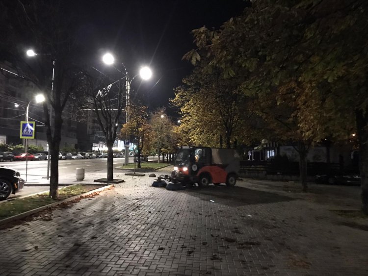 Lucrări de salubrizare mecanizată și manuală efectuate zilnic în sector