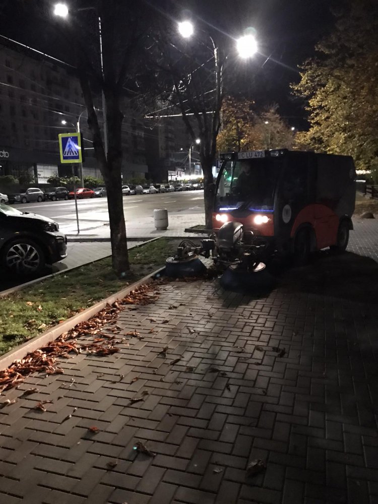 Lucrări de salubrizare mecanizată și manuală efectuate zilnic în sector