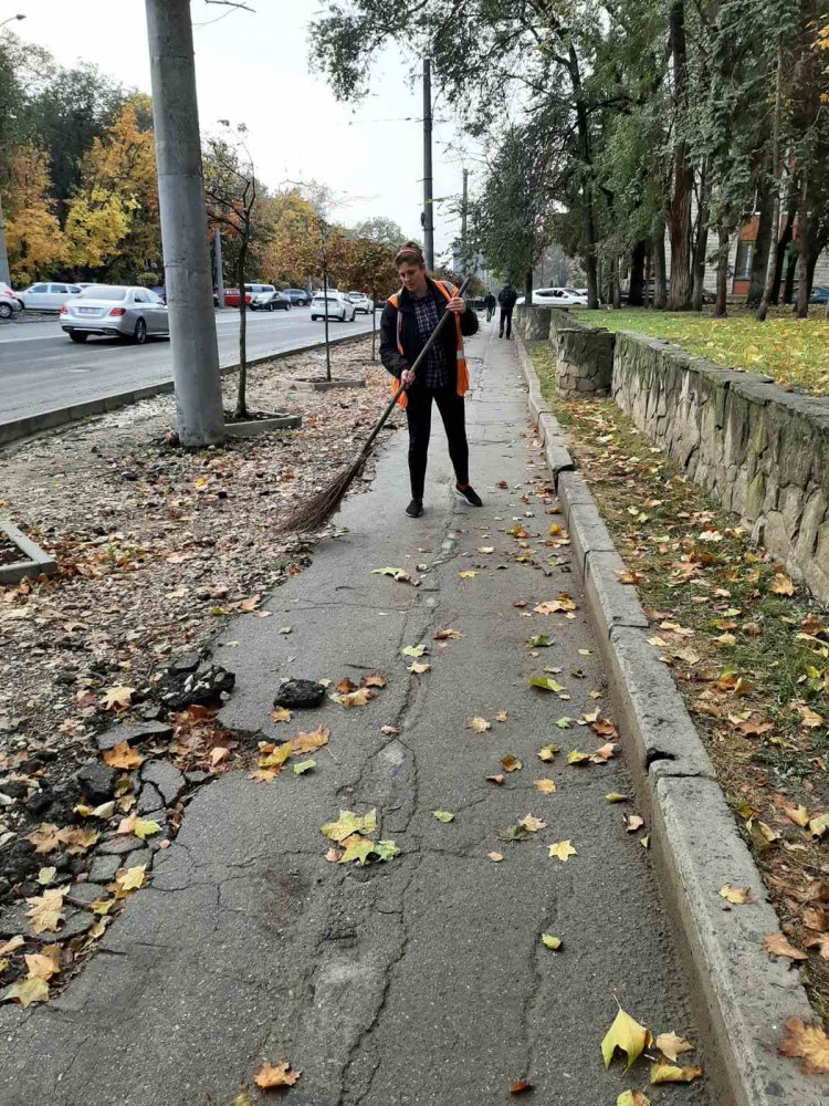 Lucrări de salubrizare mecanizată și manuală efectuate zilnic în sector
