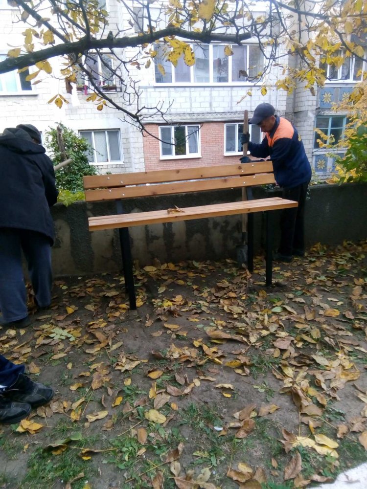 Instalarea băncilor în cartierul Poșta Veche