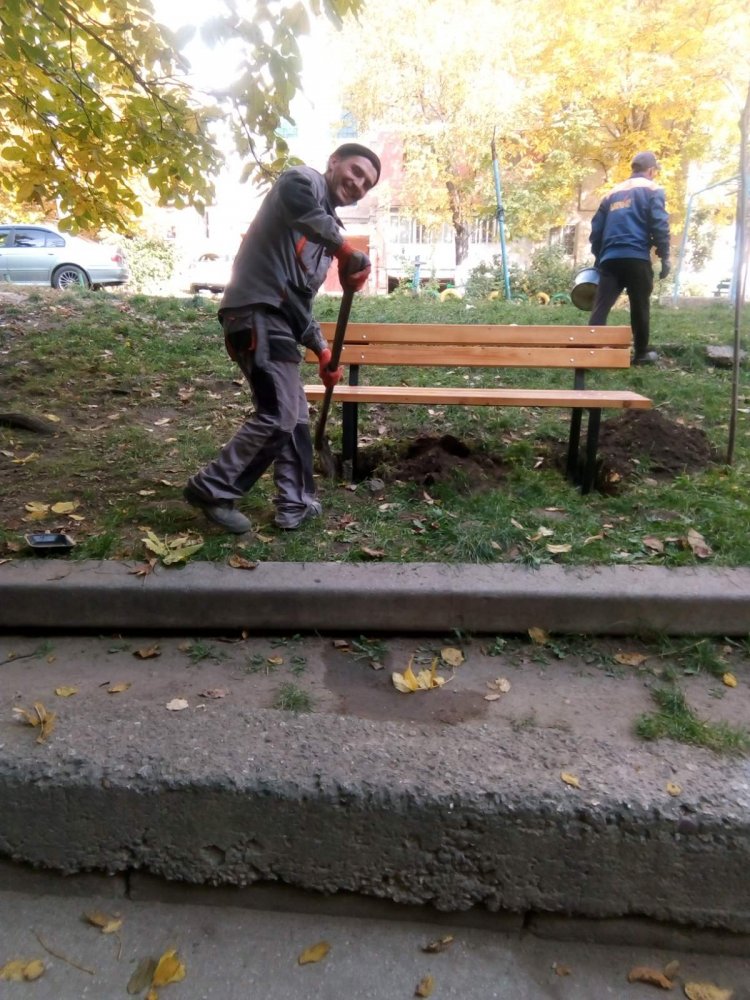 Instalarea băncilor în cartierul Poșta Veche