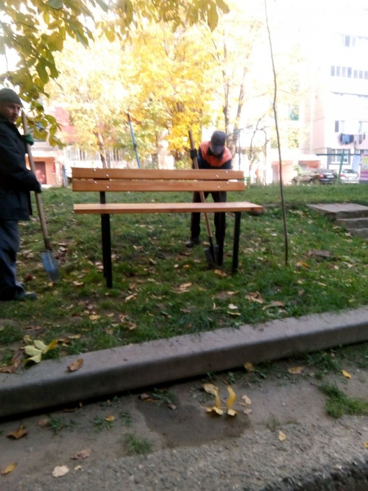 Instalarea băncilor în cartierul Poșta Veche