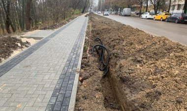 Trotuarele din strada Florilor, sectorul Rîşcani, pe ambele părți sunt în reparație