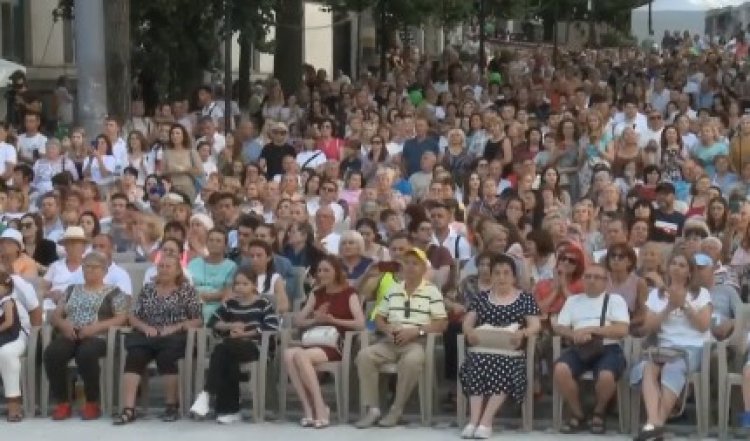 La mulți ani, Chișinău! Astăzi sunt 587 de ani de la prima atestare documentară a Chișinăului nostru drag. Te salut, Chi...