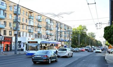 În sectorul Rîșcani, pe strada Kiev sunt efectuate lucrări de aplicare a tratamentului bituminos Slurry Seal, menit să î...