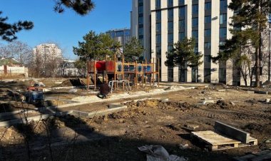 Lucrările de amenajare a scuarului de pe strada Colina Pușkin 20, sunt în plin proces.  Terenul de fitness este deja gat...