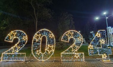 ????Locațiile din sectoarele capitalei, decorate cu brazi, luminițe și panouri, cu prilejul sărbătorilor de iarnă 2023-202...