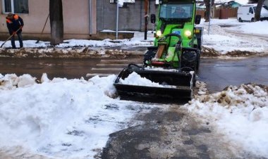 Intervenția serviciilor municipale la combaterea poleiului pe străzile sectorului         Pretura sectorului Rîșcani înd...