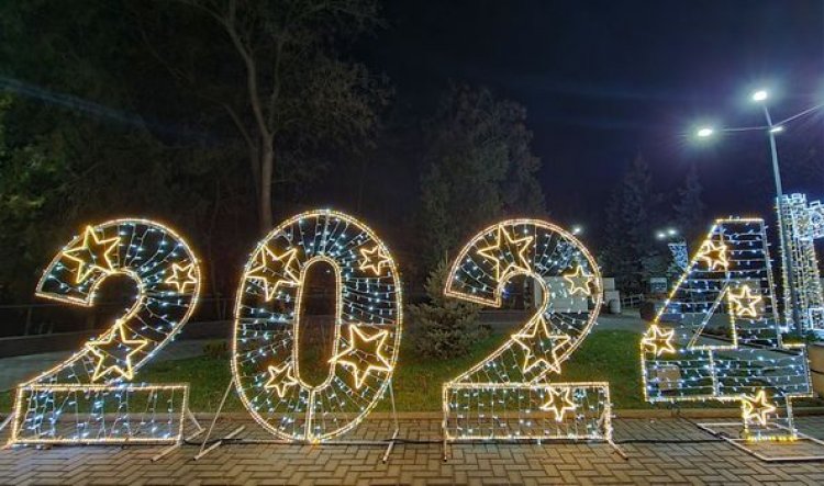????Locațiile din sectoarele capitalei, decorate cu brazi, luminițe și panouri, cu prilejul sărbătorilor de iarnă 2023-202...