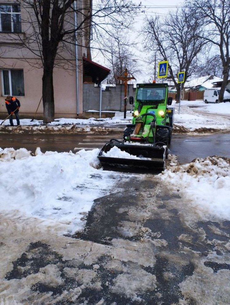 Intervenția serviciilor municipale la combaterea poleiului pe străzile sectorului Pretura sectorului Rîșcani înd...