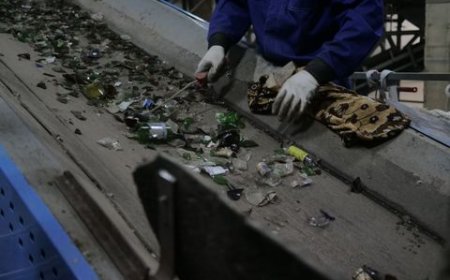 Sticla se descompune în aproximativ un milion de ani....