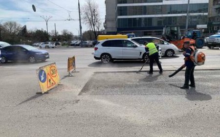 Au fost demarate lucrările de plombare cu asfalt fierbinte a drumurilor publice din municipiul Chișinău.