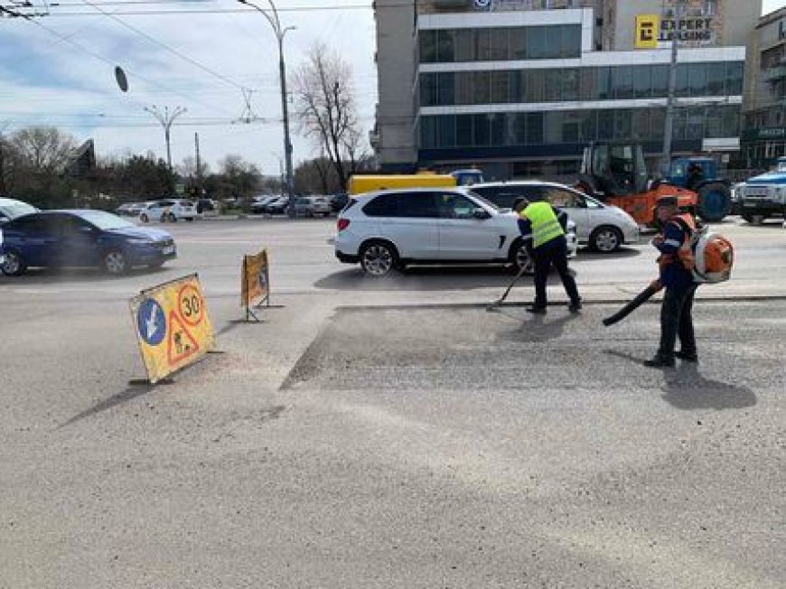 Au fost demarate lucrările de plombare cu asfalt fierbinte a drumurilor publice din municipiul Chișinău.