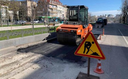 În capitală au început lucrările de frezare și plombare cu asfalt fierbinte a găurilor de pe partea carosabilă.