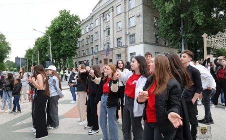 În această seară, strada pietonală „Eugen Doga" a fost cuprinsă de o energie de excepție în cadrul concertului organizat pentru a celebra Ziua Mondială a Crucii Roșii.