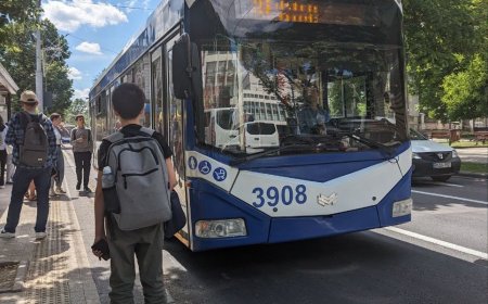 Prin folosirea transportului public, îi încurajăm pe copii să devină mai independenți și să contribuie la un mediu mai curat și mai sănătos!