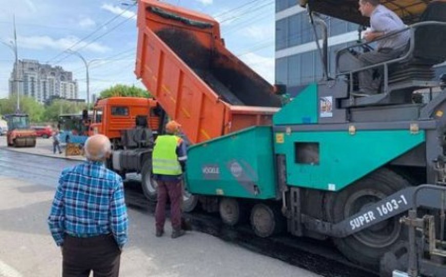 Lucrări de plombare a carosabilului pe bd. Grigore Vieru, zona străzii Albişoara.