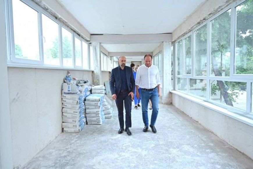Primul etaj al blocului de studii al Liceului Teoretic „Mihail Lomonosov”, din sectorul Rîșcani, se află în proces de re...