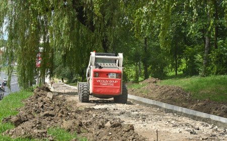Continuă lucrările de reabilitare a trotuarelor pe bd. Renașterii Naționale, sectorul Rîșcani.