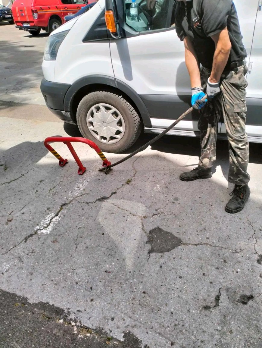 Continuă demontările sistemelor anti- parking din sector.