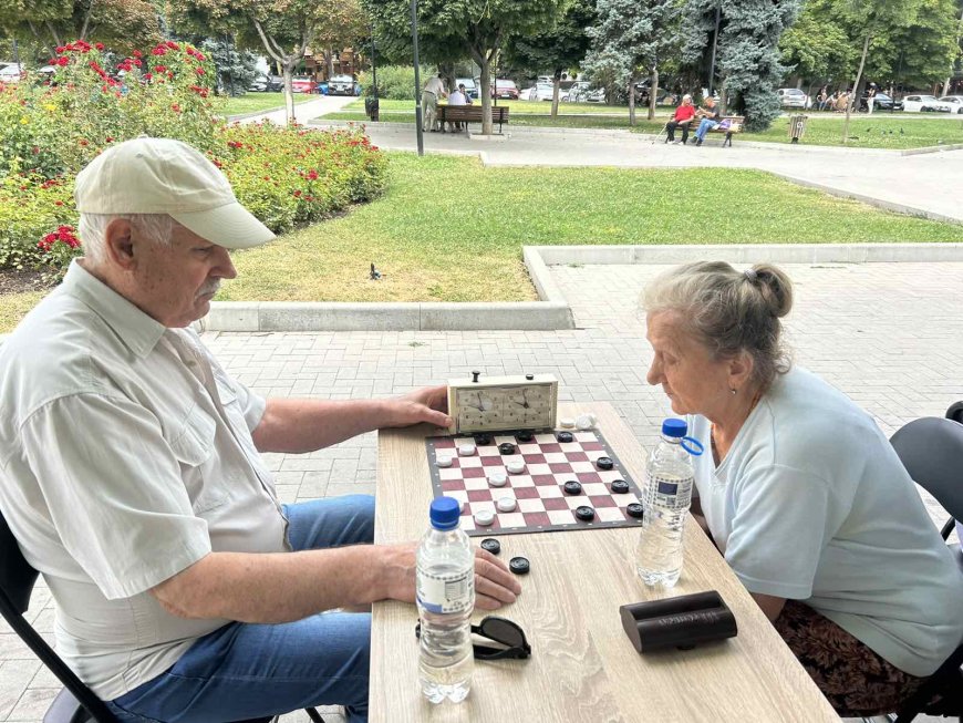 Ediția a II-a a Turneului municipal de șah și joc de dame „Cupa Seniorilor” a debutat în acest weekend, în  sectorul Rîșcani