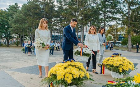 Autoritățile capitalei depun flori la Monumentul domnitorului Ștefan cel Mare și Sfânt