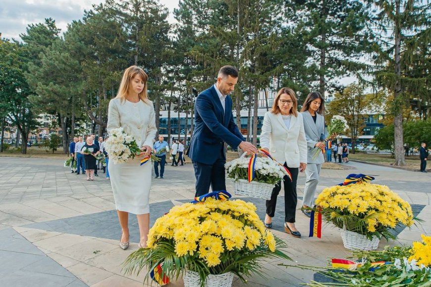 Autoritățile capitalei depun flori la Monumentul domnitorului Ștefan cel Mare și Sfânt