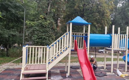 Pretura sectorului Rîșcani continuă lucrările de reabilitare a terenurilor de joacă.