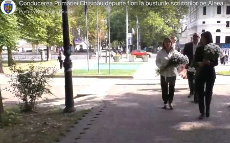 Conducerea Primăriei Chișinău depune flori la busturile scriitorilor pe Aleea Clasicilor din Grădina Publică „Ștefan cel...