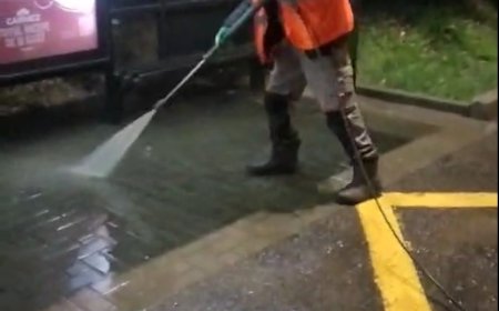 Spălarea mecanizată și manuală a stațiilor de așteptare a transportului public, mobilierului urban, trotuarului de către Întreprinderea Municipală pentru servicii locative Rîșcani.