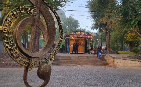 Cheia sol pe pietonala Eugen Doga. Pe strada pietonală Eugen Doga, a fost instalată o sculptură din bronz,în formă de „cheia sol”.