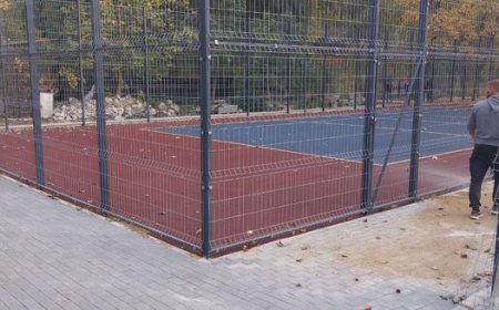 În Parcul ,,Dumitru Rîșcanu" din str. Braniştii, continuă lucrările de amenajare a unei zone de sport, cu mai multe  terenuri multifuncționale
