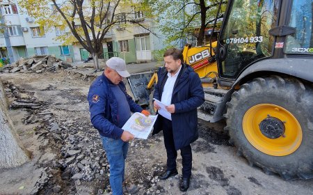 Lucrările de amenajare a curtii blocului locativ din strada bd. Moscova nr.11.