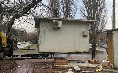 ☝️Astăzi, 12.12.2024,  au demarat lucrările de demolare și evacuare a gheretelor și copertinei din str. Sdudenților, 11.