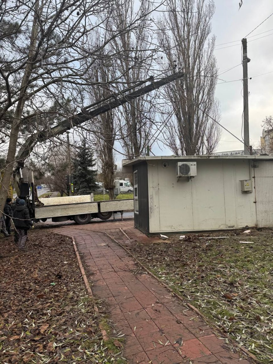 ☝️Astăzi, 12.12.2024,  au demarat lucrările de demolare și evacuare a gheretelor și copertinei din str. Sdudenților, 11.