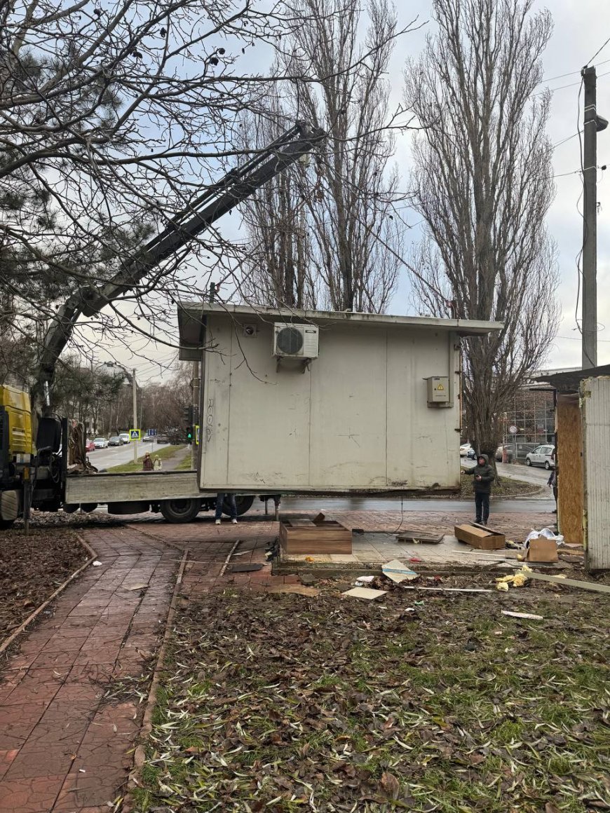 ☝️Astăzi, 12.12.2024,  au demarat lucrările de demolare și evacuare a gheretelor și copertinei din str. Sdudenților, 11.