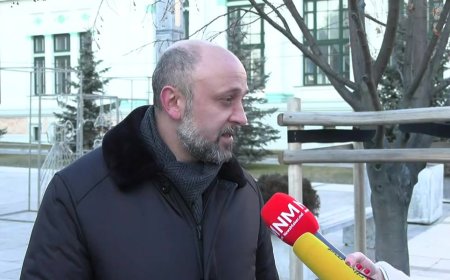 Primăria Chișinău depune flori în memoria lui Mihai Eminescu, cu ocazia împlinirii a 175 de ani de la nașterea marelui p...