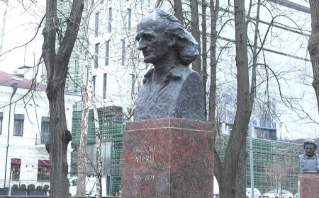 Conducerea Primăriei Chișinău depune flori la bustul lui Grigore Vieru de pe Aleea Clasicilor din Grădina Publică „Ștefa...