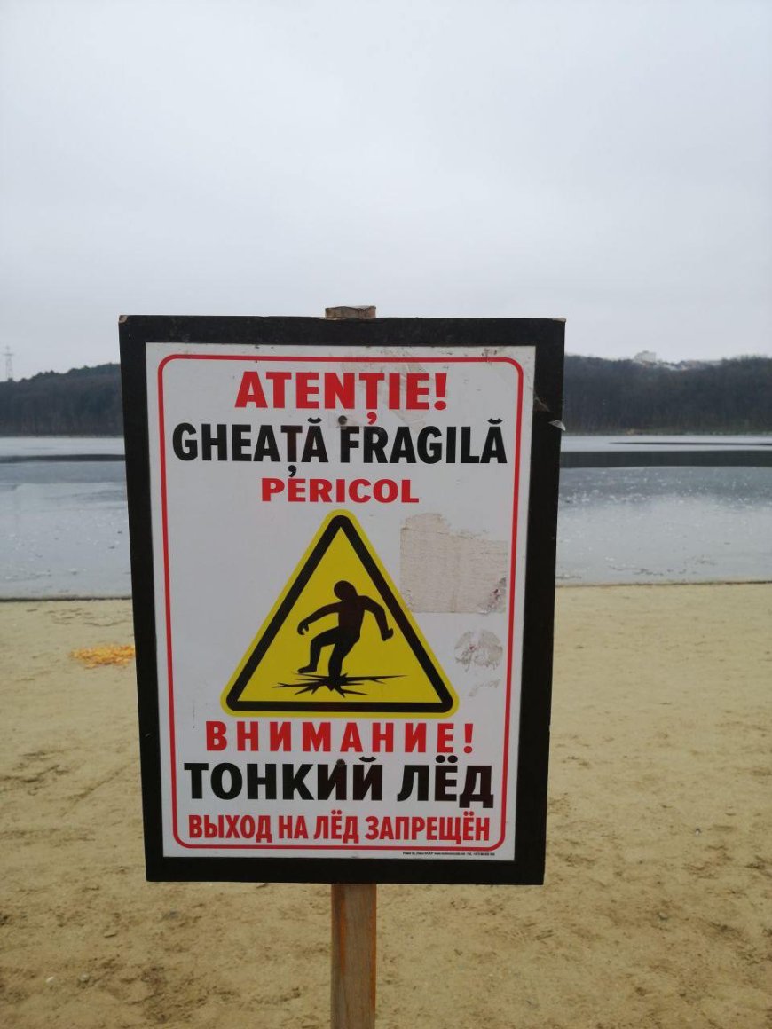 Primăria Chișinău îndeamnă cetățenii să evite deplasarea și staționarea pe suprafața bazinelor acvatice.