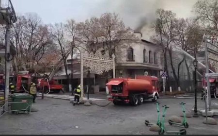 Serviciile municipale și responsabilii preturilor sunt mobilizate la fața locului unde a izbucnit incendiul.
