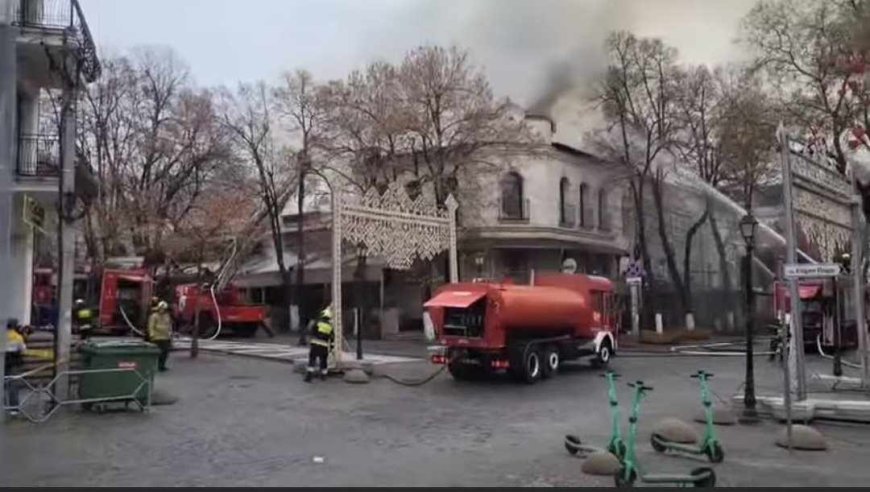 Serviciile municipale și responsabilii preturilor sunt mobilizate la fața locului unde a izbucnit incendiul.