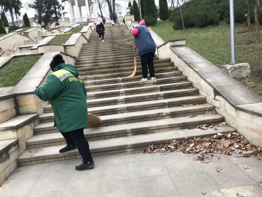 Primăria Chișinău informează că Î.M. „Asociația de Gospodărire a Spațiilor Verzi” continuă lucrările de primăvară.