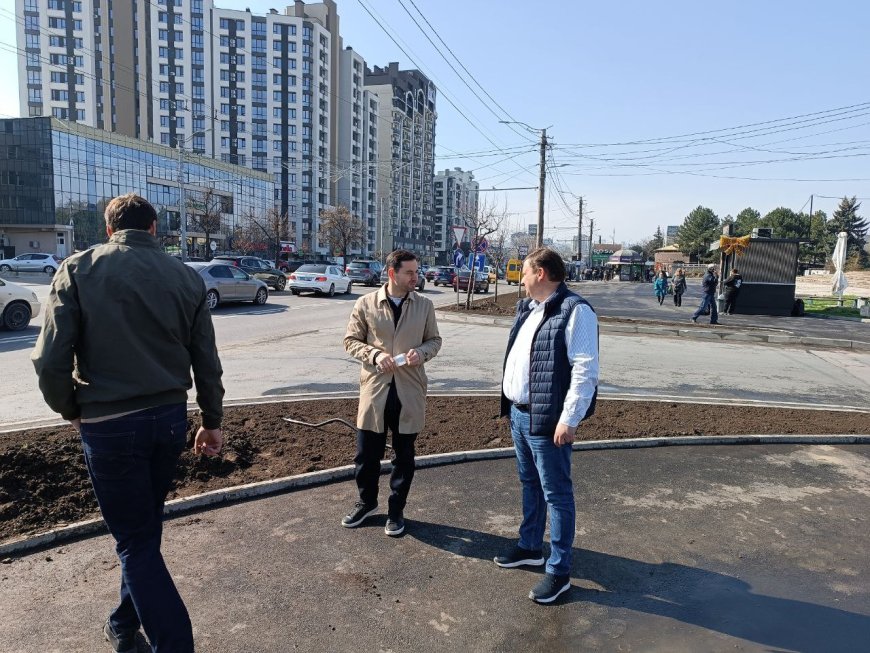 Mai mulți arbori de frasin cu balot sunt plantați astăzi pe aliniamentul stradal din zona Circului, pe bd. Renașterii Naționale din sectorul Rîșcani.