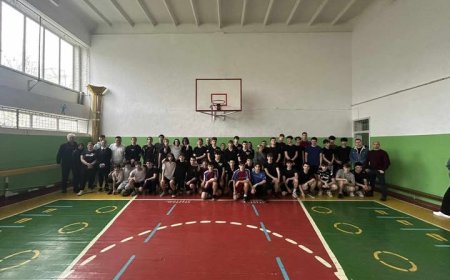 Continuăm competițiile sportive la volei (echipe masculine) între instituțiile preuniversitare din sector.